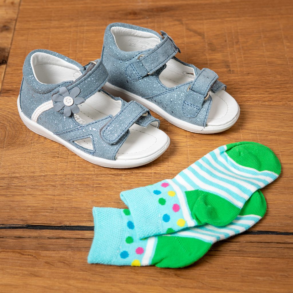Kinder Kinderschuhe Sandalen Strumpfwaren Socken Füße Mannequin 